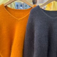 Load image into Gallery viewer, Jamm select | V neck momo Sweater
