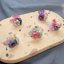 Load image into Gallery viewer, sep.beads | Flower ear cuff
