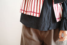 Load image into Gallery viewer, Jamm design | 直線與曲線背心(Burgundy/Navy)
