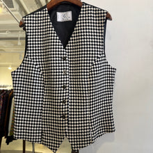 Load image into Gallery viewer, Vintage Pattern Vest
