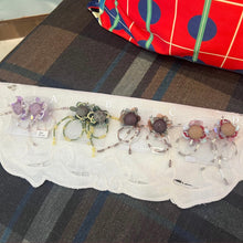 Load image into Gallery viewer, Sep beads | 花釦 earrings
