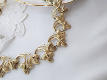 Load image into Gallery viewer, 80s Flower Details Necklace
