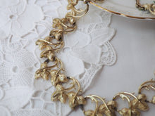 Load image into Gallery viewer, 80s Flower Details Necklace
