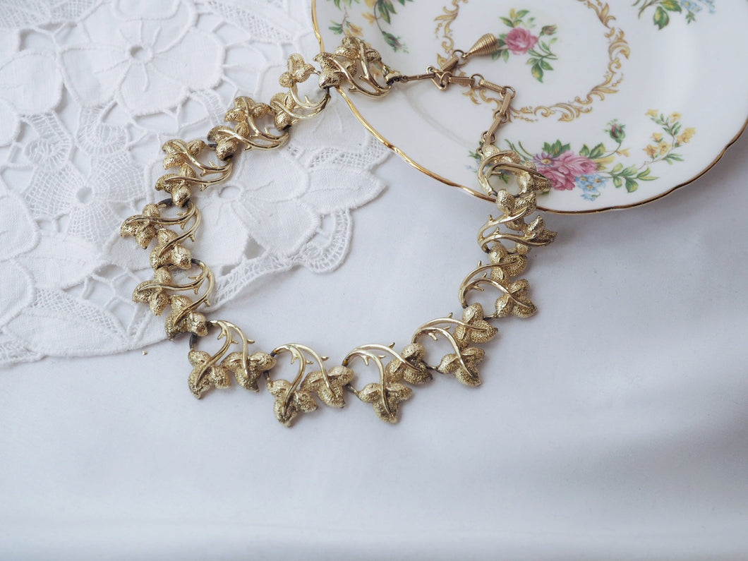 80s Flower Details Necklace