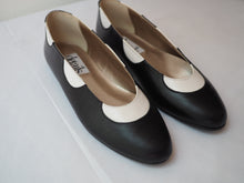 Load image into Gallery viewer, 70s Black And White Dotted Flats Size 35
